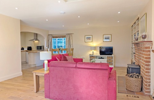Chichester Cottage | Brewery Cottage - a cottage that sleeps 2 guests in 1 bedroom