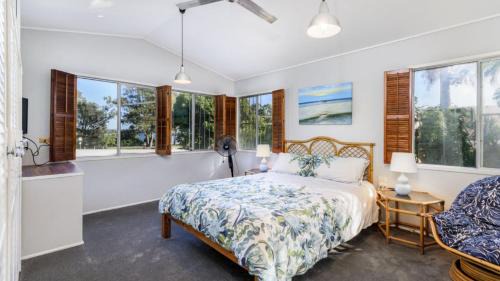 Banksia Beach House | Bribie Beach House, Waterfront directly across the road - Solander Esp, Banksia Beach