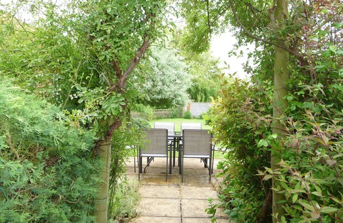 Holme Cottage | Brick and flint pet friendly cottage a short walk to sandy beach and pub