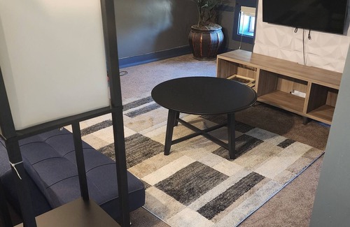 Northside House | Brick Row House Modern &Cozy 7 min from Downtown