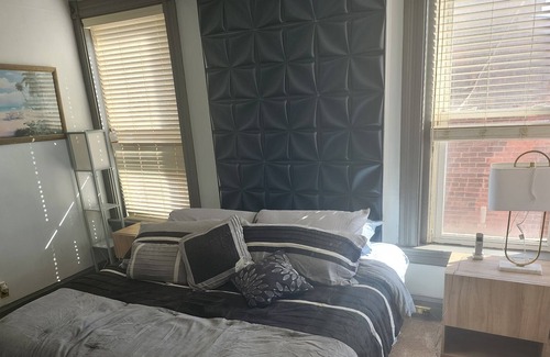 Northside House | Brick Row House Modern &Cozy 7 min from Downtown