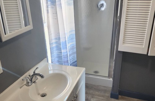Northside House | Brick Row House Modern &Cozy 7 min from Downtown