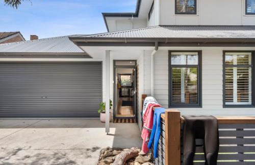 Barwon Heads House | Bridge Beach House Central Barwon Heads Sleeps 12 Walk everywhere Accessible lower level bedroom and bathroom