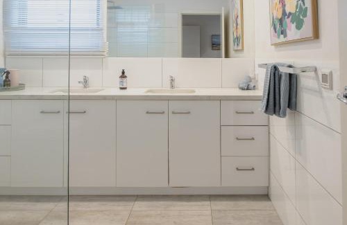 Barwon Heads House | Bridge Beach House Central Barwon Heads Sleeps 12 Walk everywhere Accessible lower level bedroom and bathroom