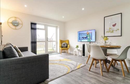 Oldbury Apartment | Bridge Court by Sterling Edge Apartments - Luxury Aparthotel - Stylish 1-bed Apartments - Balcony with Canal View or Private Garden - Free Parking