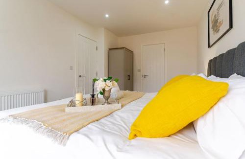 Oldbury Apartment | Bridge Court by Sterling Edge Apartments - Luxury Aparthotel - Stylish 1-bed Apartments - Balcony with Canal View or Private Garden - Free Parking