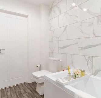 Oldbury Apartment | Bridge Court by Sterling Edge Apartments - Luxury Aparthotel - Stylish 1-bed Apartments - Balcony with Canal View or Private Garden - Free Parking