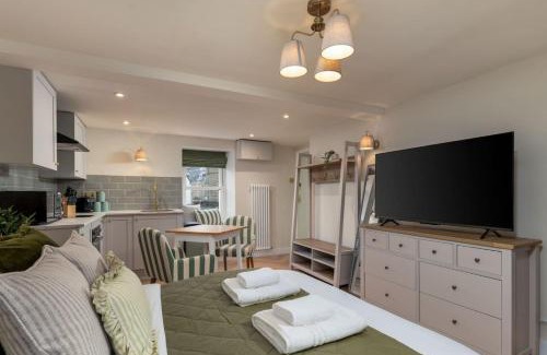 Dunblane House | Bridgend Studio - Near Free Parking