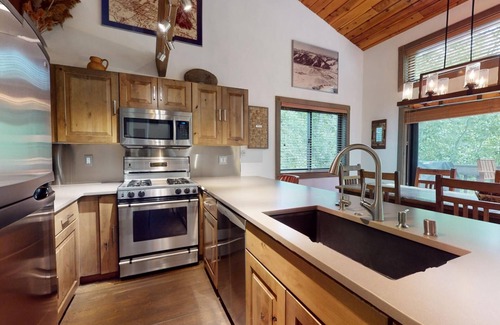 Ketchum Condo | Bridgepoint Condo 24 - Home Away from Home w/Relaxing Creek View