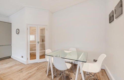 Avonmore and Brook Green Apartment | Bright 1 bedroom apt in Kensington Olympia