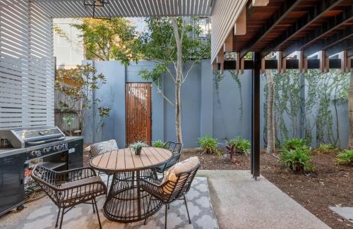 New Farm Apartment | Bright 2-Bed New Farm Apartment with Private Patio