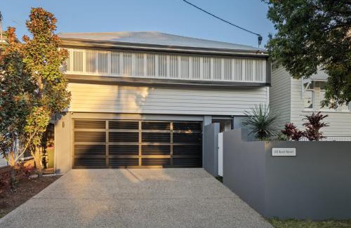 New Farm Apartment | Bright 2-Bed New Farm Apartment with Private Patio