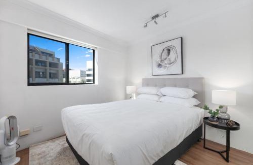 Surry Hills Apartment | Bright 2-Bed Surry Hills Apartment with Balcony