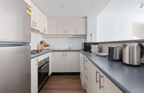 Surry Hills Apartment | Bright 2-Bed Surry Hills Apartment with Balcony