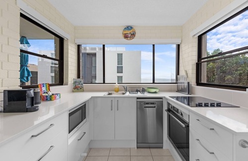Moffat Beach Apartment | Bright 2-Bed Top-Floor Flat Near Moffat Beach