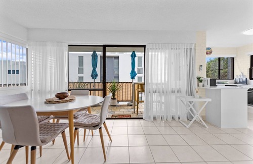 Moffat Beach Apartment | Bright 2-Bed Top-Floor Flat Near Moffat Beach