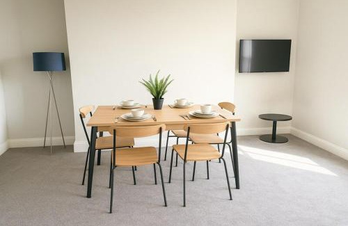 Taunton Apartment | Bright 2-Bed Top Floor Flat, Full Kitchen, Parking