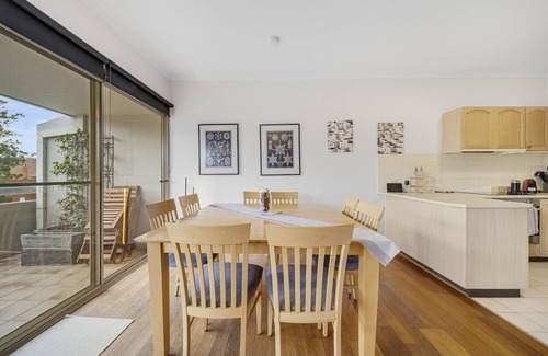 Manuka Apartment | Bright 2-Bed with Private Balcony by Telopea Park