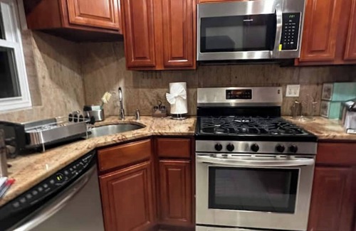 North Valley Stream House | Bright 2 BR 8 min from JFK, 4 min from US and Mall, Free Street Parking 24/7.