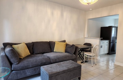 Poinciana Park House | Bright 2-BR &backyard mins to las olas/beach/airport