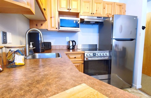 East Kootenay Condo | Bright | 2 Q Bed & Sofa Bed | Ground Floor Walk Out