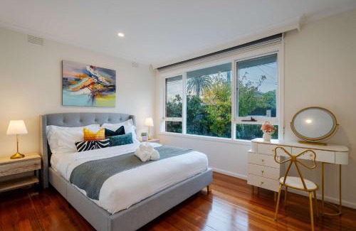 Hampton Apartment | Bright 2B Coastal Getaway Steps From Beach