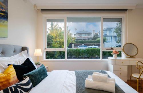 Hampton Apartment | Bright 2B Coastal Getaway Steps From Beach