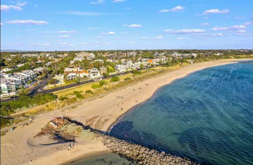 Hampton Apartment | Bright 2B Coastal Getaway Steps From Beach