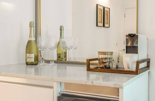 Canary Wharf Apartment | Bright 2BR in Canary w balcony Wharf, 5 min tube