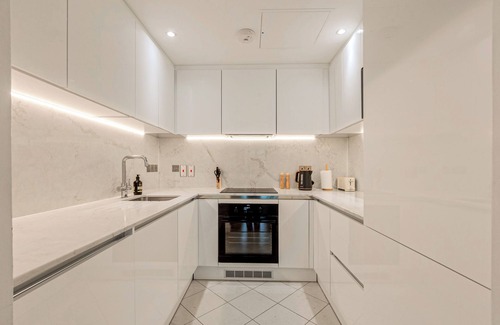 Canary Wharf Apartment | Bright 2BR in Canary w balcony Wharf, 5 min tube