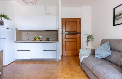 Pisa Apartment | Bright 35 sqm apartment, perfect for 4 people, located on the third floor of a building with lift (NOT suitable for disabled people). The accommodation is located in a neighborhood served by all the main services: bars, restaurants, supermarkets, pharmac