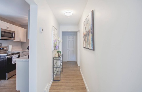 Niagara Falls Apartment | Bright 3BDRM 1 min. from the Falls w/Free Parking