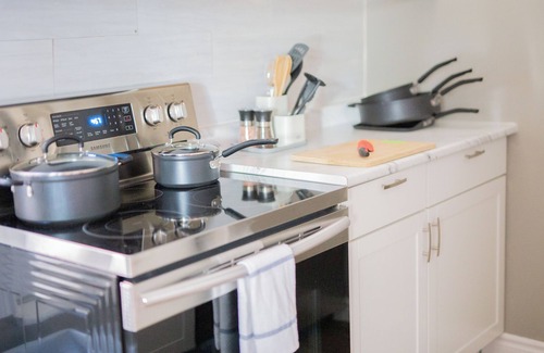 Niagara Falls Apartment | Bright 3BDRM 1 min. from the Falls w/Free Parking