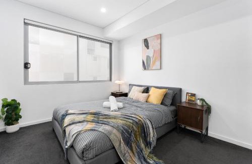 Parramatta Apartment | Bright & Airy 2BR - Steps to Station & Westfield