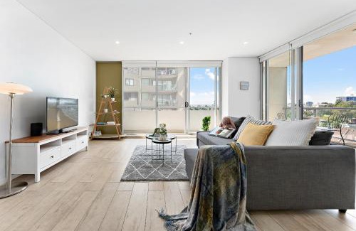 Parramatta Apartment | Bright & Airy 2BR - Steps to Station & Westfield