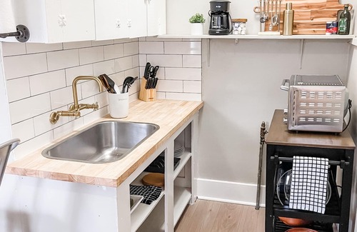 East Midtown Apartment | Bright & Airy Loft Style Corner Unit - Heart Of Midtown Memphis, Walk everywhere