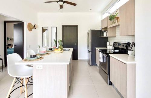 Barrio Ricos y Famosos Apartment | Bright & Airy new Condo, 5 min walk to Jaco Beach!