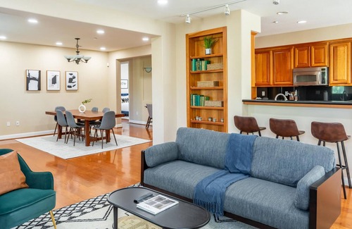 Dublin House | Bright and Airy 3BR with Jacuzzi Tub in Dublin