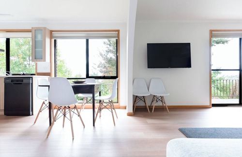 West Launceston Apartment | Bright and Beautiful Near the Gorge with Parking