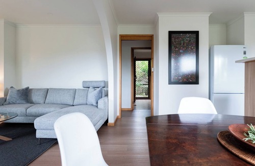 West Launceston Apartment | Bright and Beautiful Near the Gorge with Parking
