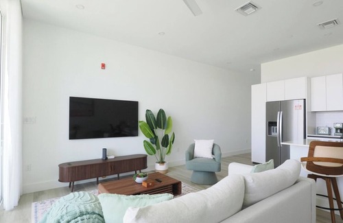 Northwest Point Condo | Bright and Chic Coastal Retreat with Ocean Views in Charming West Bay