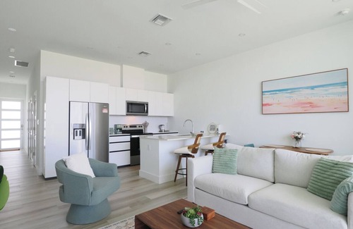 Northwest Point Condo | Bright and Chic Coastal Retreat with Ocean Views in Charming West Bay