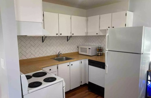 East Kootenay Apartment | Bright and Cozy 2BR Central Condo W/D Parking
