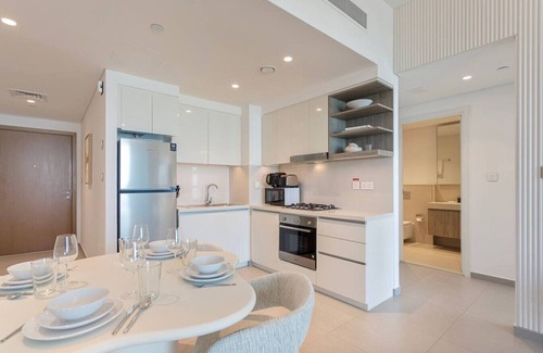 Trade Center Apartment | Bright and Exquisite 1-Bedroom in Downtown views 2