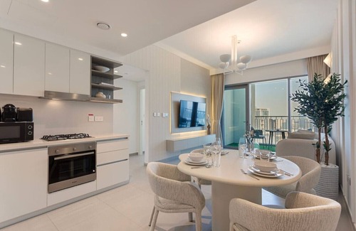 Trade Center Apartment | Bright and Exquisite 1-Bedroom in Downtown views 2