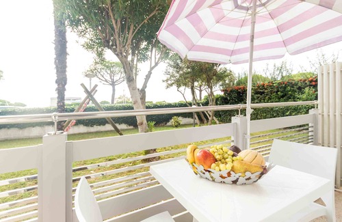 Lignano Sabbiadoro Apartment | Bright and functional studio with sea view