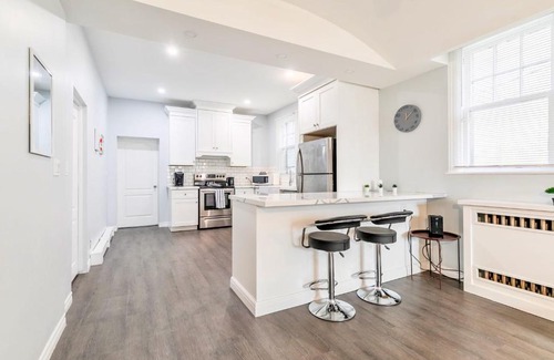 Kirkendall North Apartment | Bright and Modern 2BR Apartment with Netflix