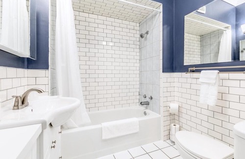 Kirkendall North Apartment | Bright and Modern 2BR Apartment with Netflix