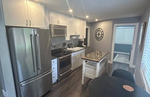 Kamloops House | Bright and Modern Daylight Suit. Pet Friendly