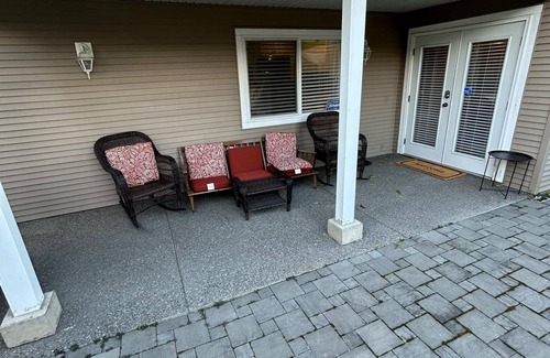 Kamloops House | Bright and Modern Daylight Suit. Pet Friendly